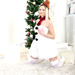 First pic of Hottie and dude give each other orgasms as New Year?€™s presents.
