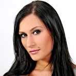 First pic of Isla in Newcomer has warning labels!