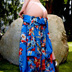 Second pic of 
      Carissa White exposes her sexy curves in the garden
    