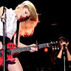 Third pic of Taylor Swift sexy performs, shows her long legs
