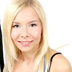 First pic of Cute blonde in tight jeans showing off her alluring pussy up close - IamXXX.com