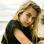 Second pic of Delilah Belle Hamlin topless cover her breasts