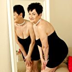 First pic of Thick-ass brunette GILF showing off her naked body on the floor - IamXXX.com