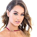 First pic of 
      Uma Jolie bangs a paparazzo photographer to become famous
    
