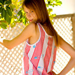 Second pic of DDGBabes.net: Look at Hawt stripping off outdoor