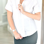 First pic of 
      Luna Lain toying her juicy snatch in the kitchen
    