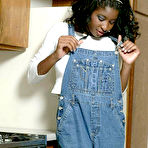 First pic of Leslie in Leslie in black women
