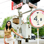 First pic of Gwen: Babe shows body on walk. @ Watch 4 Beauty - XNSFW.COM