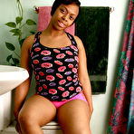 First pic of Kellie in Kellie in exotic and hairy