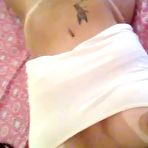 First pic of Ninfeta bronzeada mostra sua boceta bem apertada e rosada - Cnn Amador