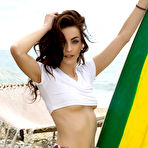 First pic of Darah Kay exposes her sexy curves on the beach