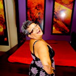 Second pic of Nauchty chubby mature lady playing with herself