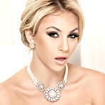 Second pic of Khlo&euml; Terae Stacked Canadian Blonde Takes a Bubble Bath