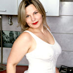 First pic of Ellariya Rose Thick Wife in the Kitchen