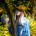 First pic of Monica Wasp exposes her perfect curves by the palm trees