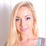 First pic of Zoe spreads her pink