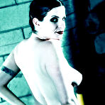Second pic of Big titted alt model Alsana Sin poses in Halloween hat with skull in hands