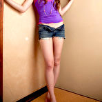 Second pic of Japanese idol Hazuki Shiori teasing in jean shorts and bikini | Erotic Beauties