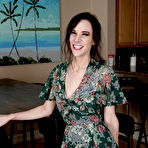 First pic of Alora Jaymes Rubs her Milf Lovebox