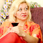First pic of Moms Moms Moms: Website fully dedicated to MILFs seducing innocent guys
