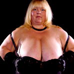 First pic of Plumper Kelly James shows her extremely massive balloons