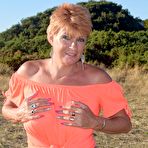 Third pic of British mature milf in a bikini flashing her tits in mid summer – Exhibitionist amateurs