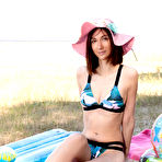 Fourth pic of Brunette babe feels horny :: Naked Girl Games