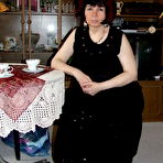 First pic of Hairy housewife getting naughty in her living room - GrannyPornPics.net
