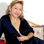 First pic of Kinky mature mama playing with herself - GrannyPornPics.net