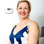 First pic of Holiday cougar Clare is fooling around with her present - Free Mature.nl content
