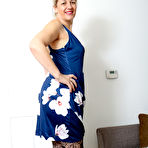 Second pic of Holiday cougar Clare is fooling around with her present - Free Mature.nl content