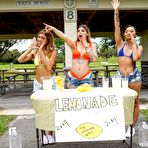 First pic of BFFs Selling Lemonade and Pussy &ndash; RUMMP ?