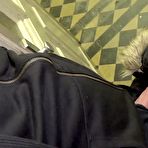 Second pic of Geile Nachbarin hilft im Treppenhaus beim abspritzen! h&iuml;&iquest;&frac12;bsche Spermafresse - AmateurPorn