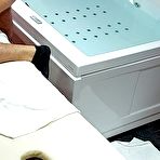 Third pic of Moglie riceve massaggio erotico con olio mentre ingoia il cazzo del fisioterapista davanti al marito - AmateurPorn