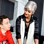 First pic of Tutor Arwen is a MILF that loves to seduce toyboys - Mature.nl