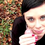 Fourth pic of C&eacute;cile , ma voisine veux faire une sextapes et me suce dans son jardin - AmateurPorn