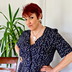 First pic of Cougar Layla Bird loves to play with her brand new toy - Mature.nl