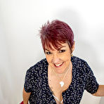 Second pic of Cougar Layla Bird loves to play with her brand new toy - Mature.nl