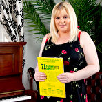 First pic of When Curvy mom Jessie finds a toy, she loves to please herself with it - Mature.nl