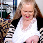 Second pic of Maggie Mae is an American granny that loves to please her shaved pussy - Mature.nl