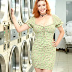First pic of Keely Rose bangs a married man in the laundromat