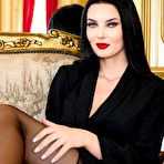 First pic of Simon Kay reveals her sensational body in the palace's music room
