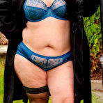 Second pic of When big butt mom Courtney takes off her clothes she goes wild - Mature.nl