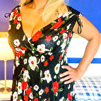 First pic of Stessy is a French MILF with big natural tits that loves to masturbate on bed - Mature.nl