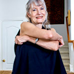 Second pic of American saggy tits granny Candis loves masturbating on the couch - Mature.nl