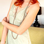 First pic of Elen Moore exposes her sexy curves in the living room