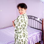 Second pic of Nata is a curvy mature nympho that loves to finger her ass and pussy when she's alone - Mature.nl