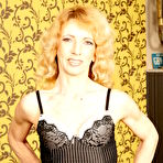 First pic of Lesbian mom gets fisted and pissed over by a horny teen - Mature.nl