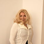 First pic of Mature Accountant Came Hard On A Couch &ndash; UK Wives Pics