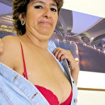 Second pic of Mature Mom, Marilo, Strips And Spreads Holes &ndash; UK Wives Pics